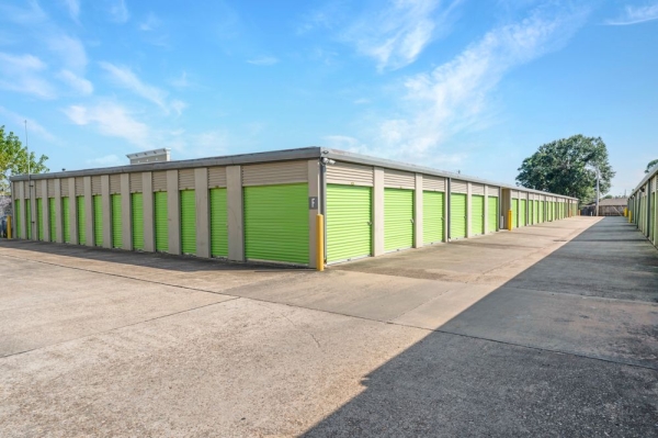 Facility photo: //images.sparefoot.com/medium/23017669942eeab9baf.jpg