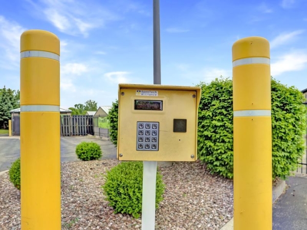 Facility photo: //images.sparefoot.com/medium/2302316904e9bbcc2fc.jpg