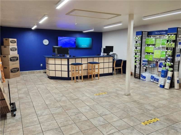 Facility photo: //images.sparefoot.com/medium/23023667293237d60d9.jpg