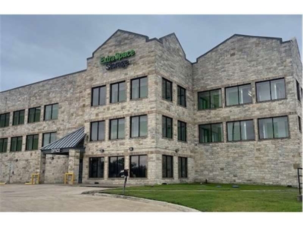 Storage Units at Extra Space Storage - 3331 - Round Rock - Sam Bass Road - 2715 Sam Bass Road