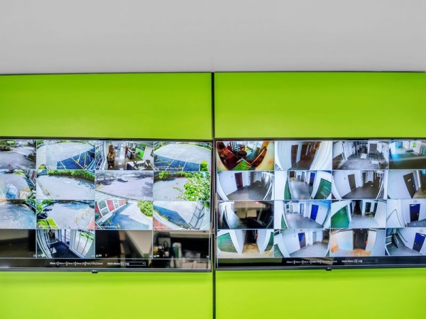 Facility photo: //images.sparefoot.com/medium/2302986904ebf2bafe7.jpg