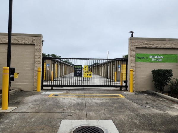 Facility photo: //images.sparefoot.com/medium/230343685ad9cf80e81.jpg