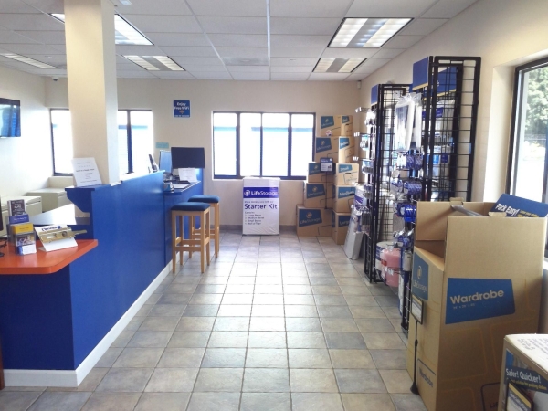 Facility photo: //images.sparefoot.com/medium/23037069942f366f4df.jpg