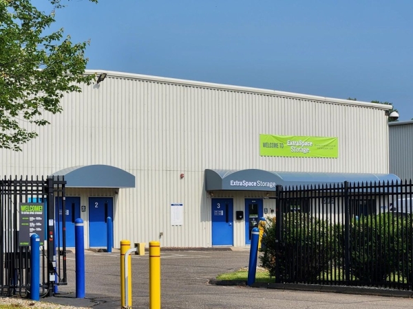 Facility photo: //images.sparefoot.com/medium/23037069942f395cd41.jpg