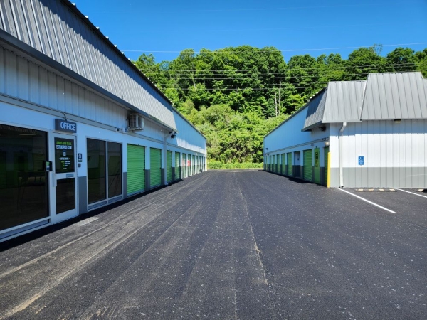 Facility photo: //images.sparefoot.com/medium/2303746a22bd37b5602.jpg