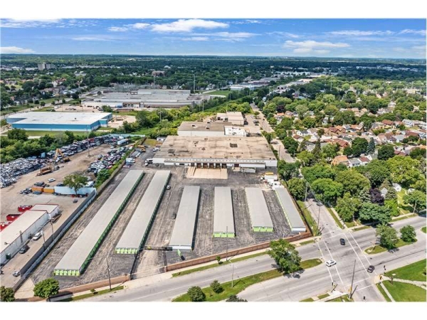 Storage Units at Extra Space Storage - 3501 - Milwaukee - Green Bay Ave - 4565 North Green Bay Avenue