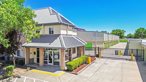 Facility photo: //images.sparefoot.com/medium/23039469942fa3e1ca6.jpg