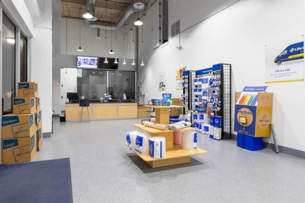 Facility photo: //images.sparefoot.com/medium/23044369942f52e12fa.jpg