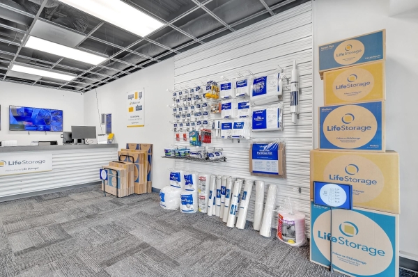 Facility photo: //images.sparefoot.com/medium/23047269942fd52eb7b.jpg