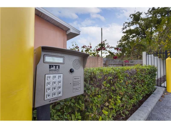 Storage Units at Extra Space Storage - 3731 - Tampa - 1711 Hillsborough Ave - 1711 East Hillsborough Avenue