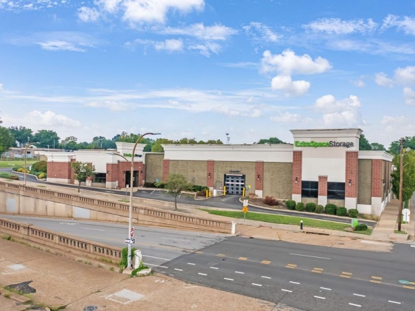 Facility photo: //images.sparefoot.com/medium/2305126904eec618ce6.jpg