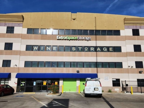 Storage Units at Extra Space Storage - 3752 - Phoenix - 16th St - 4747 North 16th Street