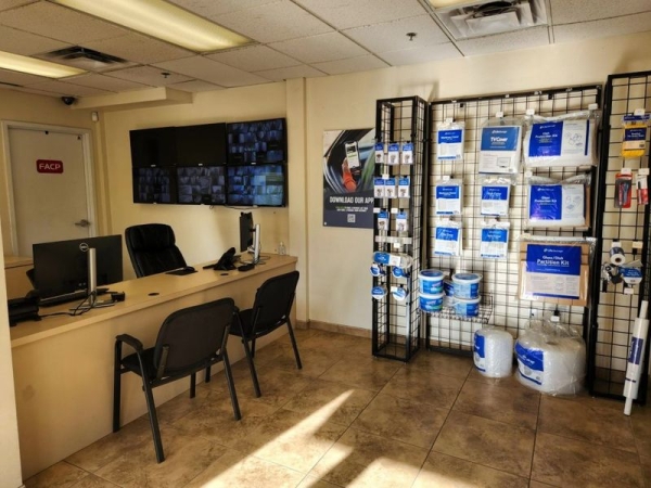 Storage Units at Extra Space Storage - 3752 - Phoenix - 16th St - 4747 North 16th Street