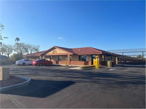 Storage Units at Extra Space Storage - 3752 - Phoenix - 16th St - 4747 North 16th Street