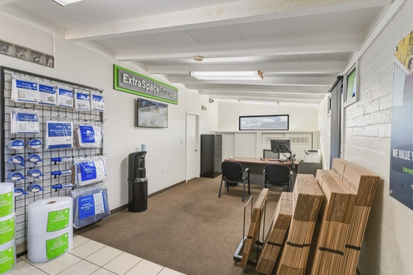 Facility photo: //images.sparefoot.com/medium/2305486994303d130e9.jpg