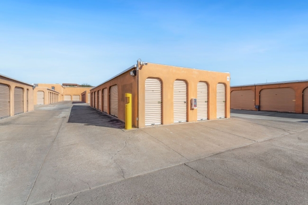 Facility photo: //images.sparefoot.com/medium/2305486994303e0248c.jpg