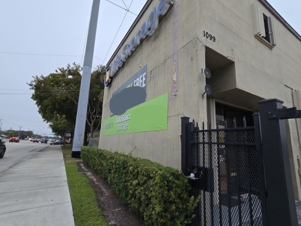 Facility photo: //images.sparefoot.com/medium/230557685c47cfa616f.jpg