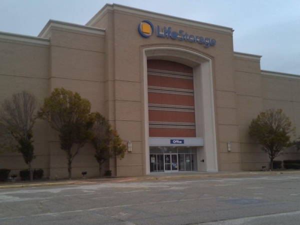 Facility photo: //images.sparefoot.com/medium/23061464cd6bfe7b796.jpg
