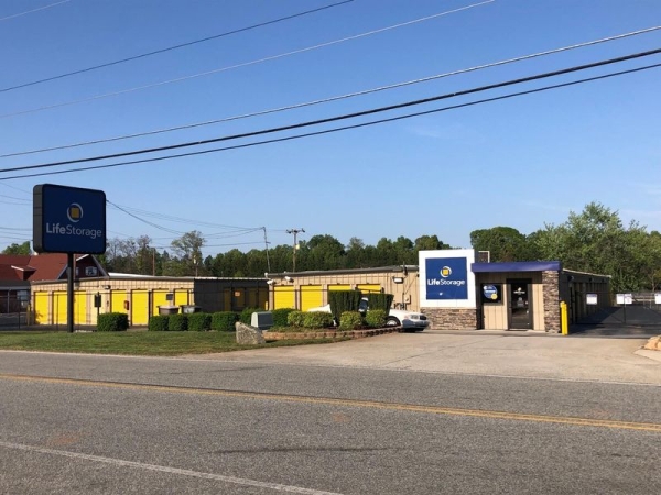 Facility photo: //images.sparefoot.com/medium/23063764cd6c6f04eb2.jpg