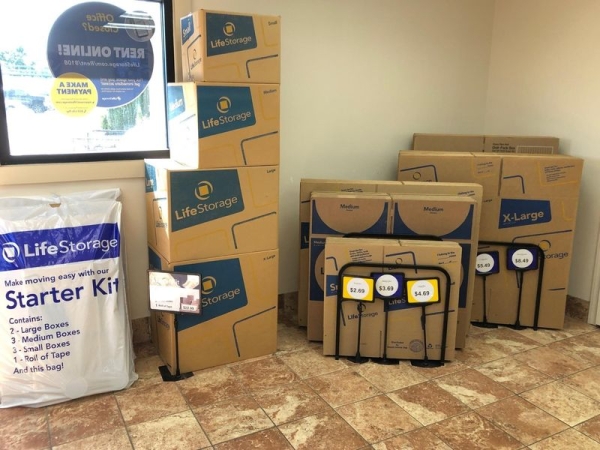 Facility photo: //images.sparefoot.com/medium/23063764cd6c72e17a0.jpg