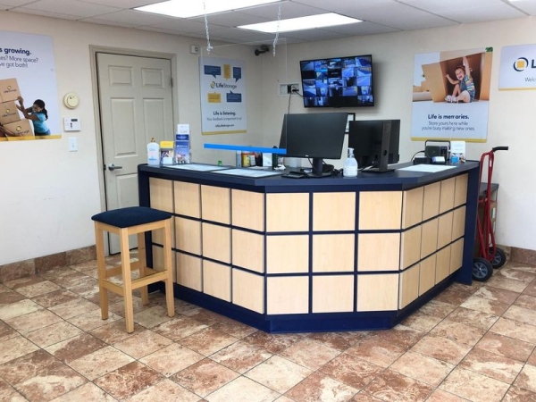 Facility photo: //images.sparefoot.com/medium/23063764cd6c744095a.jpg