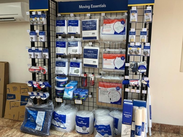 Facility photo: //images.sparefoot.com/medium/23063764cd6c759213a.jpg