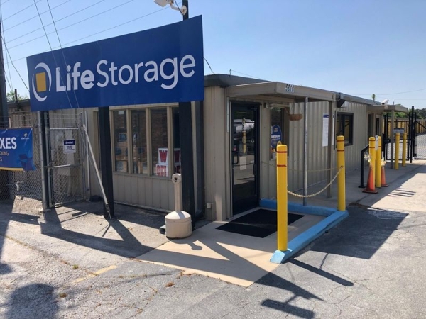 Facility photo: //images.sparefoot.com/medium/23063964cd6c783d0d1.jpg