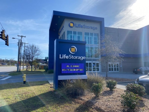 Facility photo: //images.sparefoot.com/medium/23069564cd6d6ff1577.jpg