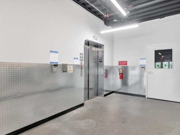 Facility photo: //images.sparefoot.com/medium/23069564cd6d71424b5.jpg