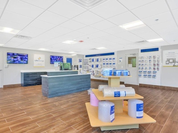 Facility photo: //images.sparefoot.com/medium/23069564cd6d753b6c3.jpg