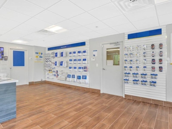 Facility photo: //images.sparefoot.com/medium/23069564cd6d768168e.jpg