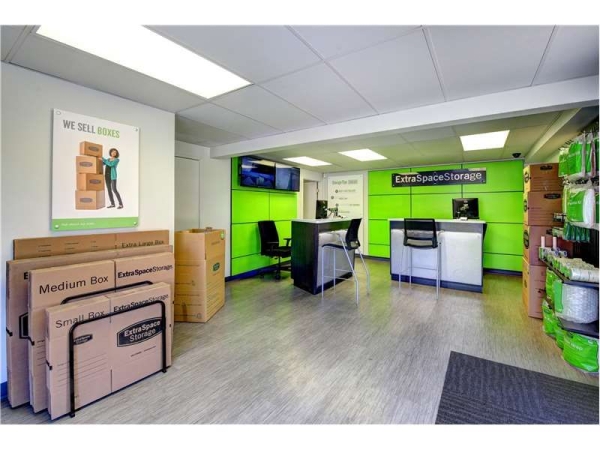 Facility photo: //images.sparefoot.com/medium/230737699432eb6f73f.jpg