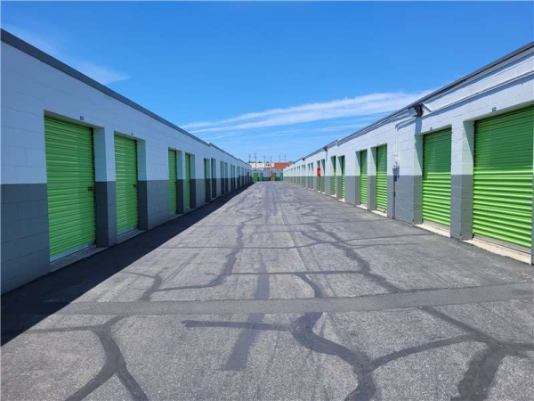 Facility photo: //images.sparefoot.com/medium/230740699432e874f93.jpg