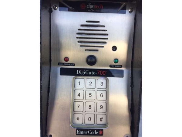 Facility photo: //images.sparefoot.com/medium/230762699432e96f399.jpg