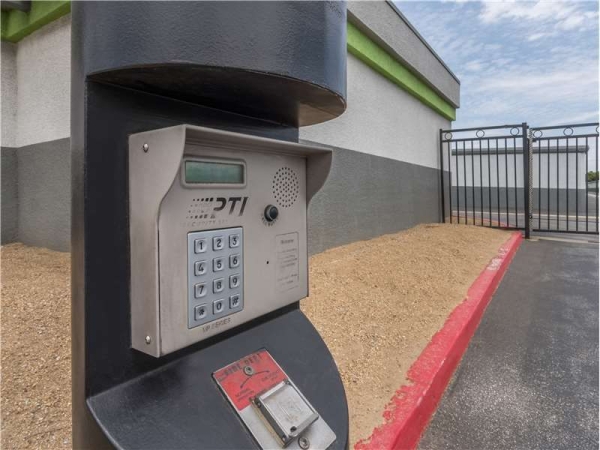 Facility photo: //images.sparefoot.com/medium/23076469943257052b3.jpg