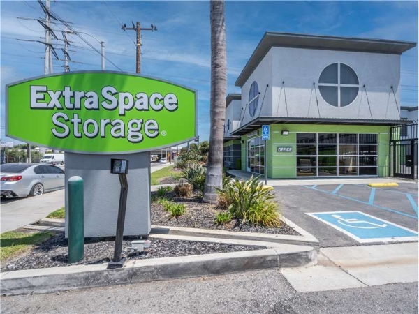 Facility photo: //images.sparefoot.com/medium/230815699432d94cbd4.jpg