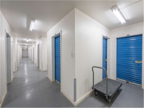 Facility photo: //images.sparefoot.com/medium/230869699433486f8b7.jpg