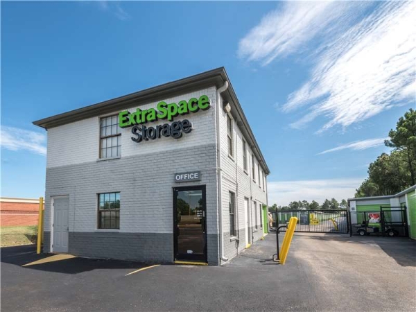 Facility photo: //images.sparefoot.com/medium/2308706994335ce327e.jpg
