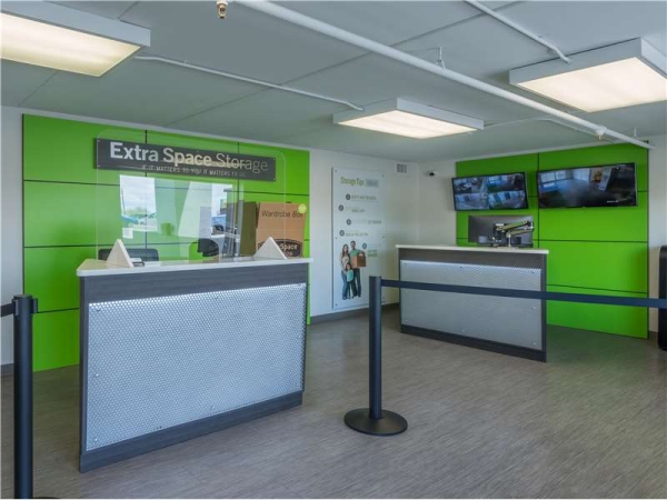 Storage Units at Extra Space Storage - 0659 - Phoenix - E Greenway Pkwy - 2721 East Greenway Parkway