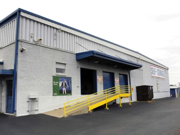 Storage Units at Extra Space Storage - 0811 - Memphis - 4805 Summer Ave - 4805 Summer Avenue