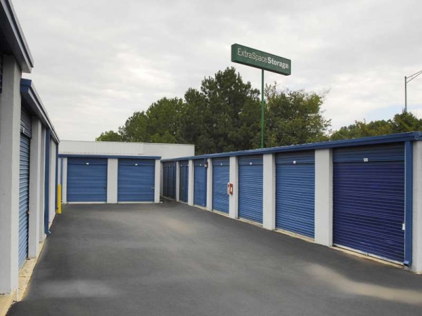 Storage Units at Extra Space Storage - 0811 - Memphis - 4805 Summer Ave - 4805 Summer Avenue