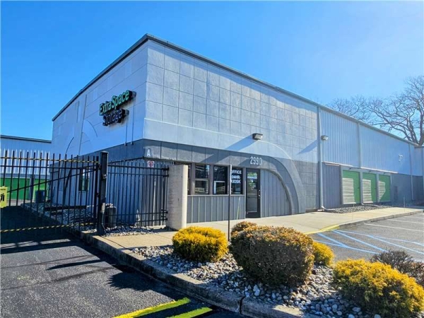 Facility photo: //images.sparefoot.com/medium/23091769943352d481f.jpg