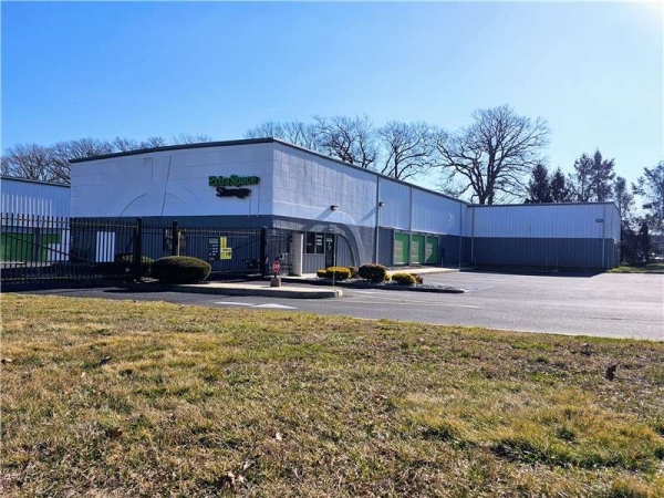 Facility photo: //images.sparefoot.com/medium/2309176994335741fa0.jpg