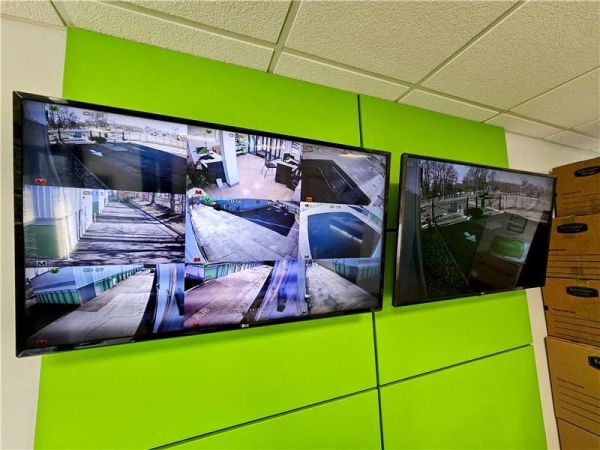 Facility photo: //images.sparefoot.com/medium/230917699433581239c.jpg