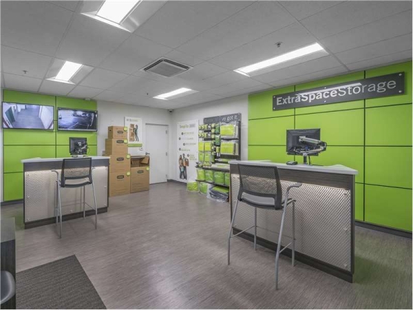 Facility photo: //images.sparefoot.com/medium/2309466994343ff2cdc.jpg