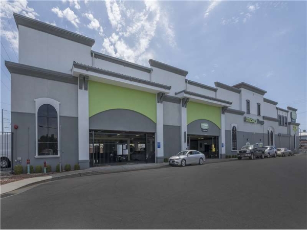 Facility photo: //images.sparefoot.com/medium/230946699434424170c.jpg