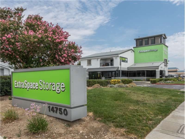 Storage Units at Extra Space Storage - 1478 - Fontana - 14750 Foothill Blvd - 14750 Foothill Boulevard