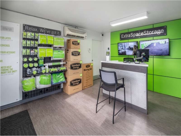 Facility photo: //images.sparefoot.com/medium/230971699433ae62e1f.jpg