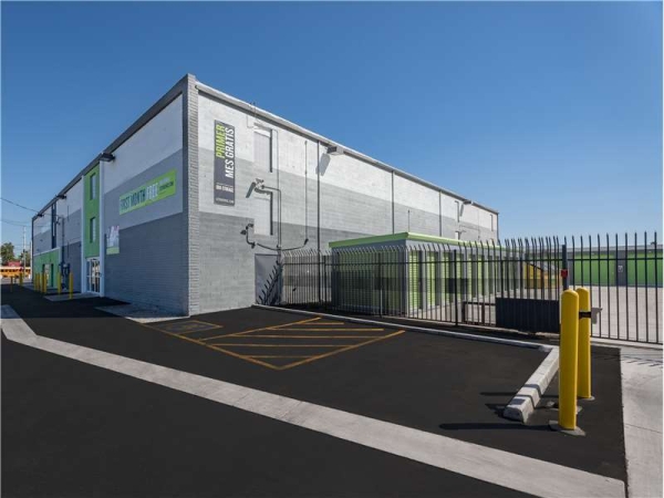 Storage Units at Extra Space Storage - 1663 - Phoenix - Missouri Ave - 2727 West Missouri Avenue