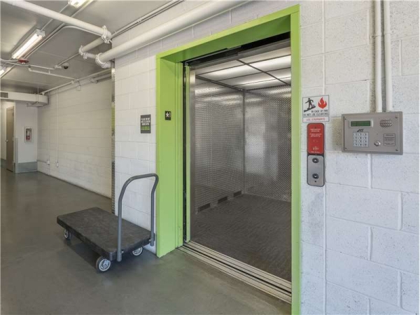 Facility photo: //images.sparefoot.com/medium/23102369f1f4c09bd31.jpg